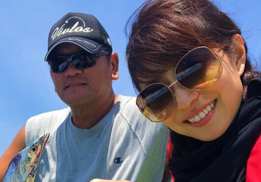 サングラスをかけた榎本加奈子と佐々木主浩