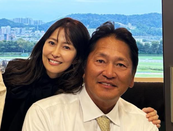 寄り添う榎本加奈子と佐々木主浩