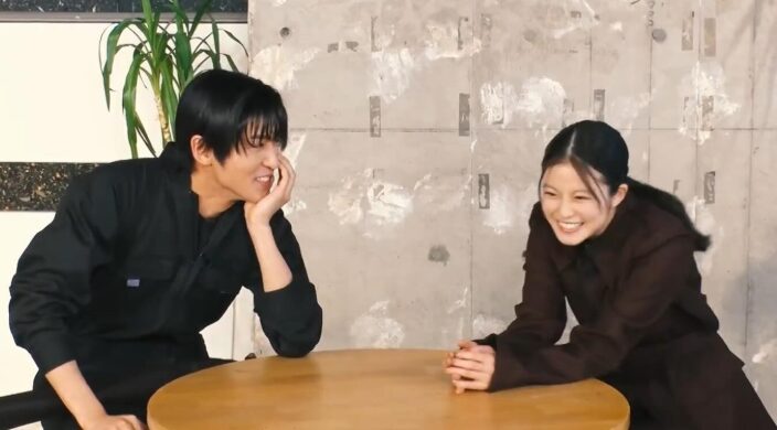 談笑する目黒蓮と談笑する