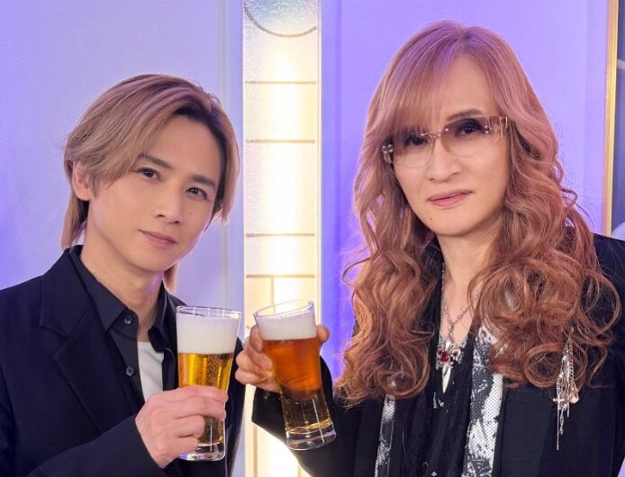 グラスを持つ高見沢俊彦と堂本剛