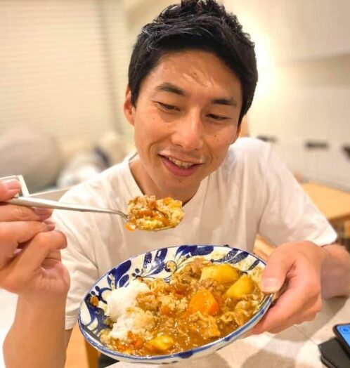 カレーを食べる中曾根康隆