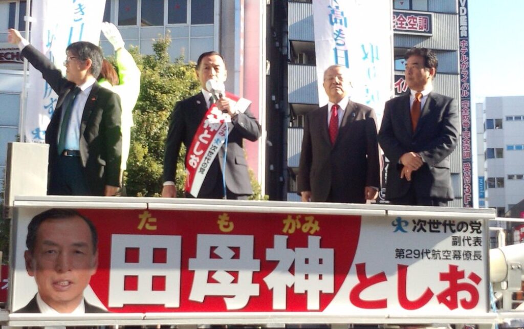 選挙カーに乗る田母神俊雄