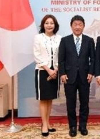 茂木敏充と妻の画像