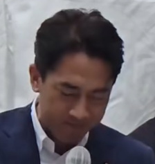 お辞儀する小泉進次郎