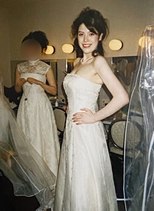 ウェディングドレスを着た小野田紀美